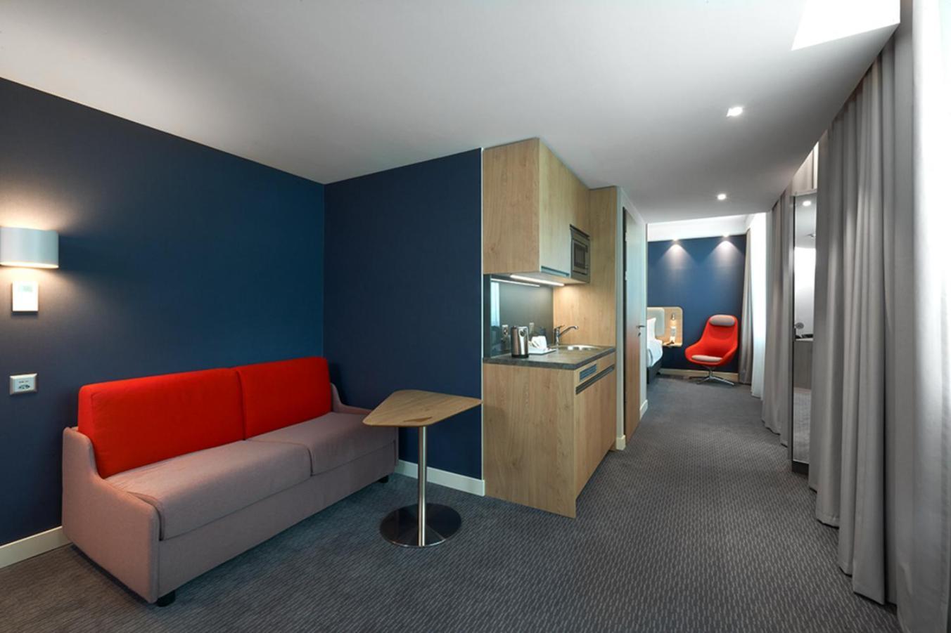 Holiday Inn Express & Suites - Basel - Allschwil By Ihg Экстерьер фото
